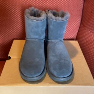 NWT Ugg Bailey Bow Mini boots size 8